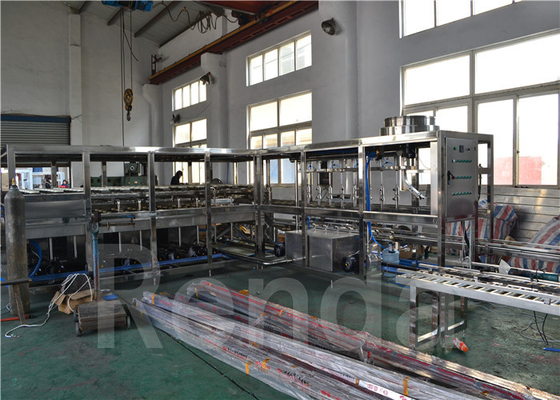 Máquina de enchimento automatizada do tambor da água/5 de engarrafamento galões bonde da máquina conduzido