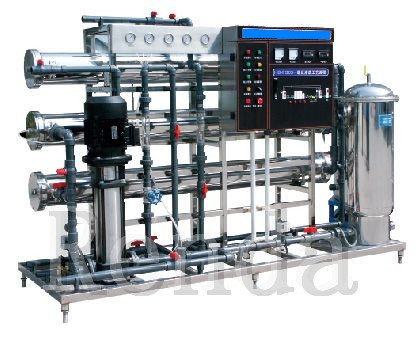 A água mineral/suco/carbonatou bonde do equipamento de sistemas do tratamento da água do RO das bebidas conduzido